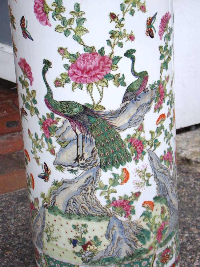 An extremely attractive and rare Chinese porcelain exotic birds and butterfles motif umbrella stand, 20th century — image 2